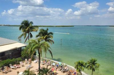 Southern Comfort - Updated Waterfront Condo